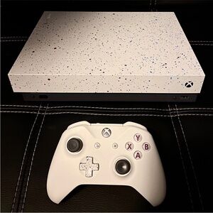Microsoft Xbox One X Hyperspace Special Edition 4 controllers